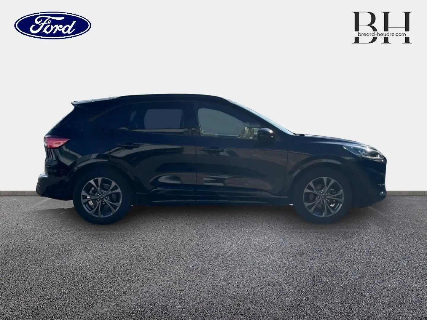 Profil latéral droit du Ford Kuga 2023 noir agate métallisé avec jantes alliage et vitres surteintées.