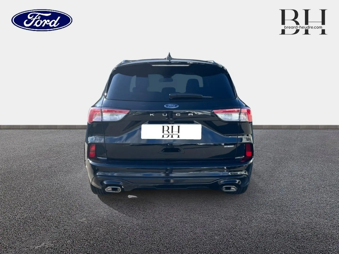 Vue arrière d'un Ford Kuga noir Agate Métallisée 2023 avec vitres arrière surteintées et double sortie d'échappement.