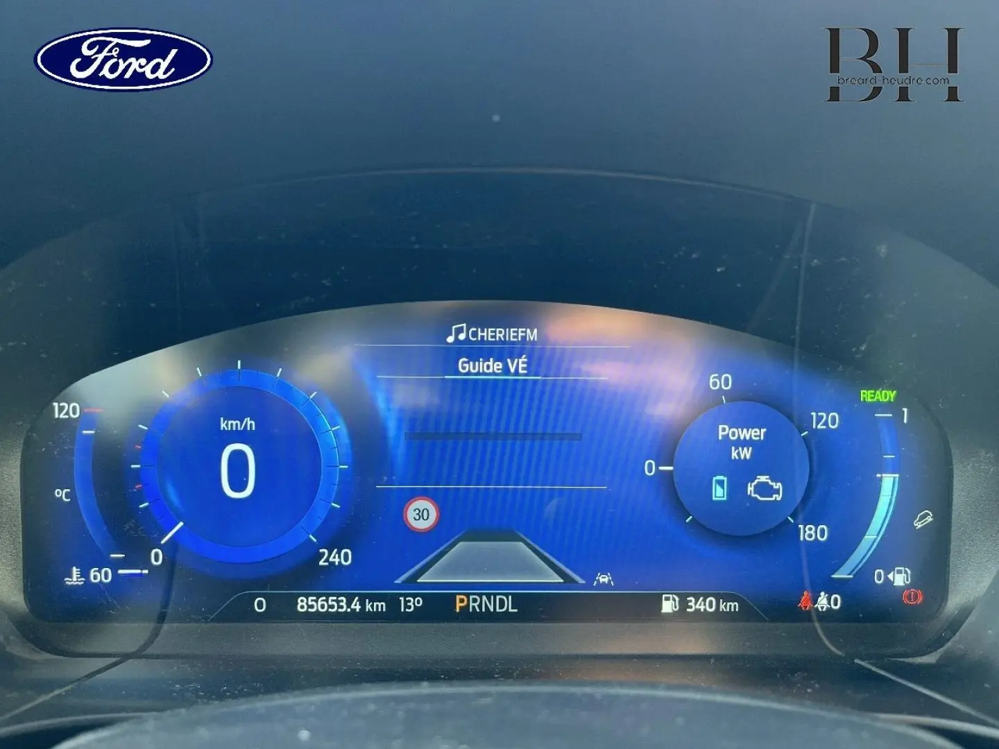 Tableau de bord numérique du Ford Kuga 2023 noir, affichant vitesse, puissance et assistance à la conduite.