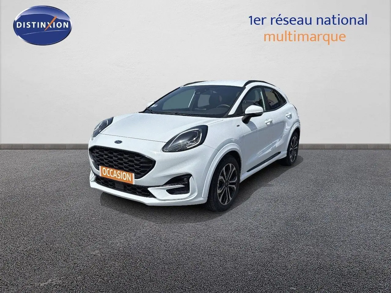 Ford Puma blanc en 3/4 avant droit avec jantes alliage et calandre noire sur fond neutre.