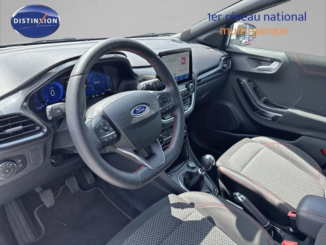 Vue intérieure côté conducteur du Ford Puma blanc 2022, mettant en valeur le volant multifonction et la console centrale avec écran tactile.