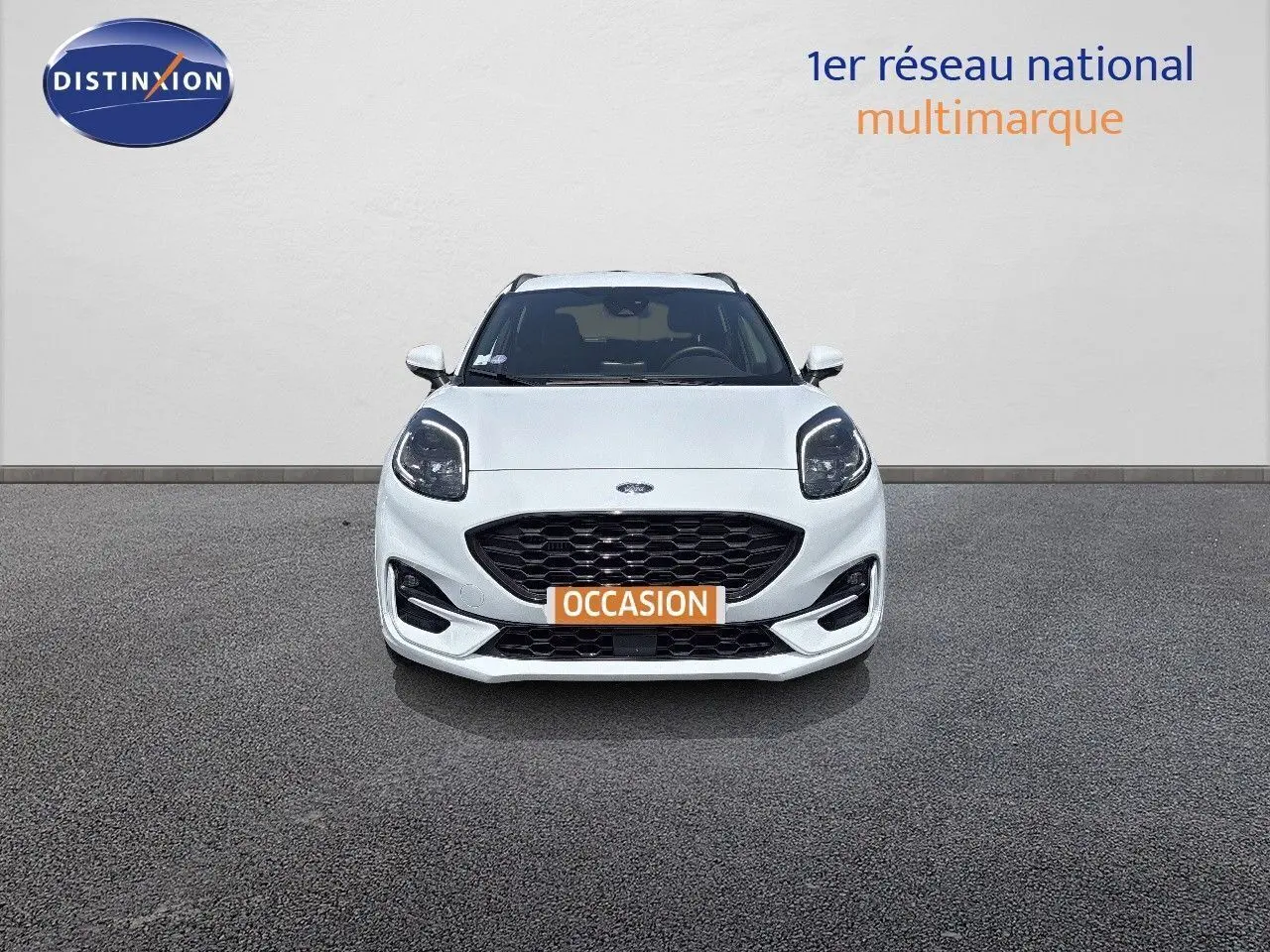Vue frontale d'un Ford Puma blanc 2022 avec calandre noire et phares LED, affichant une plaque "OCCASION".