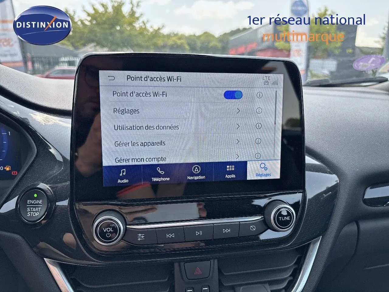 Vue rapprochée de l'écran tactile central du Ford Puma blanc 2022 montrant le menu Wi-Fi et les commandes audio.