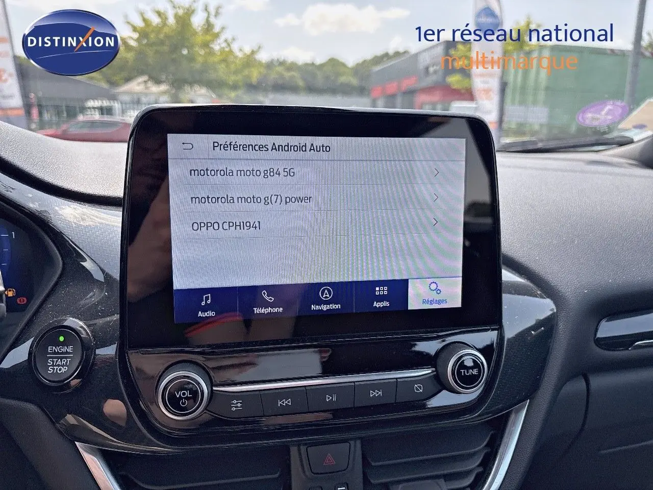Vue rapprochée de l'écran tactile central et des commandes multimédia du tableau de bord du Ford Puma blanc 2022.
