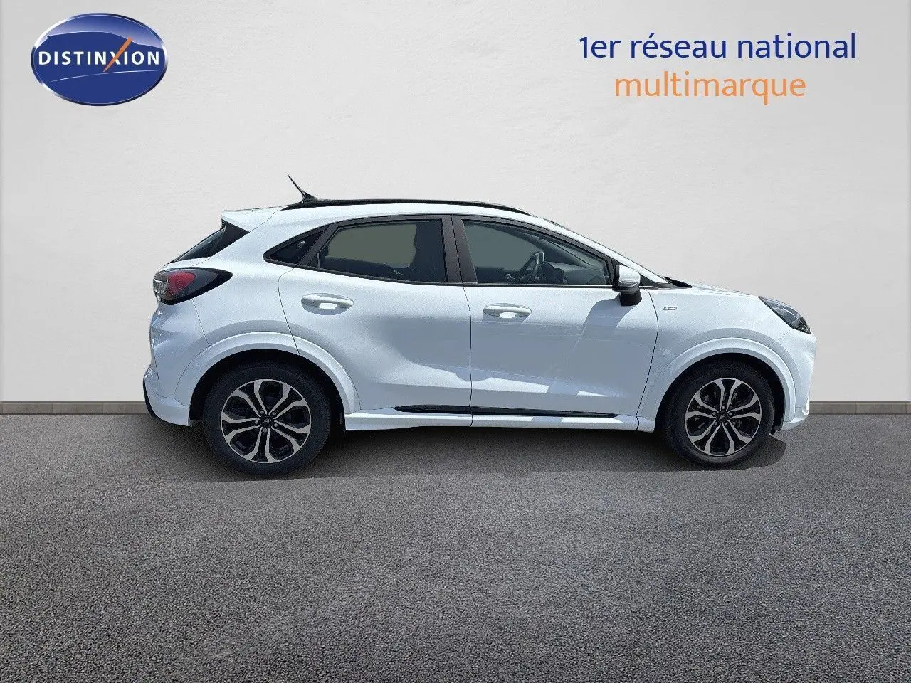 Ford Puma blanc en vue de profil côté gauche, soulignant ses jantes alliage et sa silhouette compacte 5 portes.