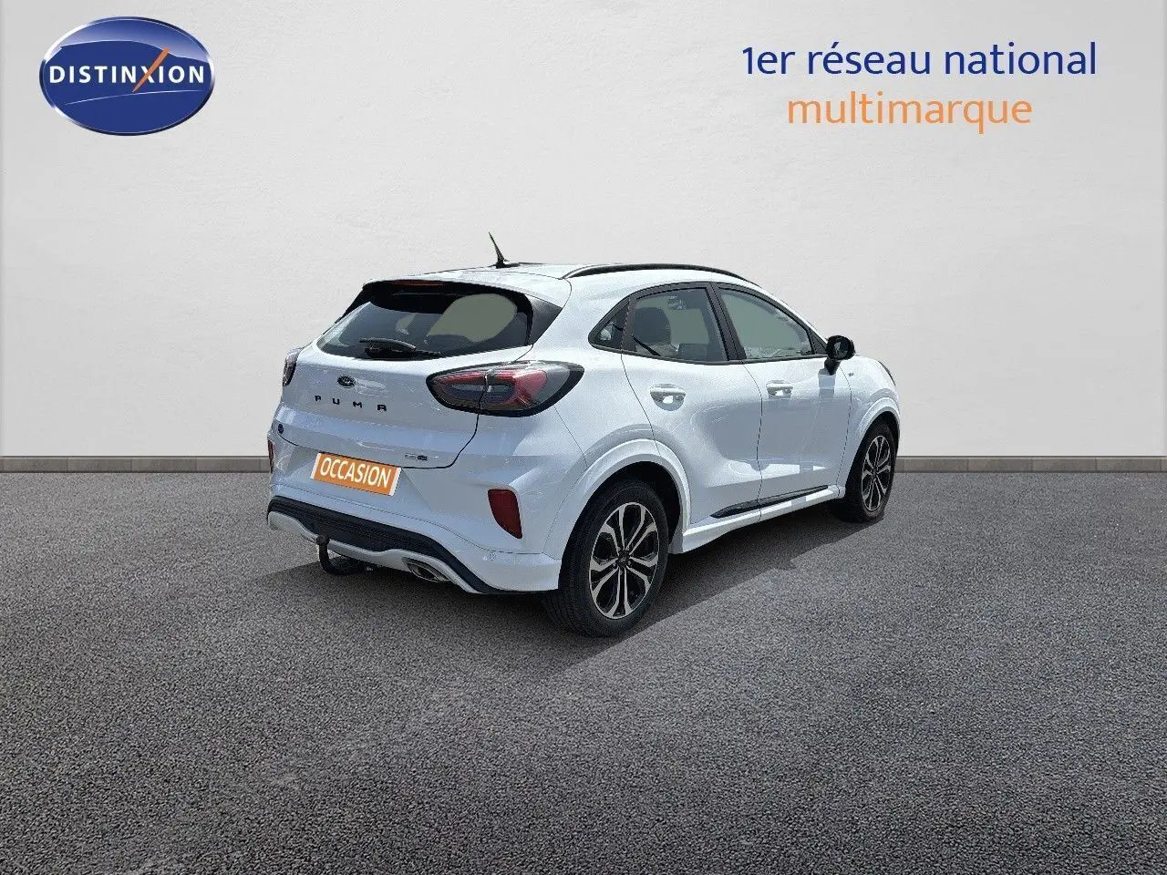 Ford Puma blanc vue 3/4 arrière côté droit, SUV compact avec jantes alliage et toit noir contrasté.