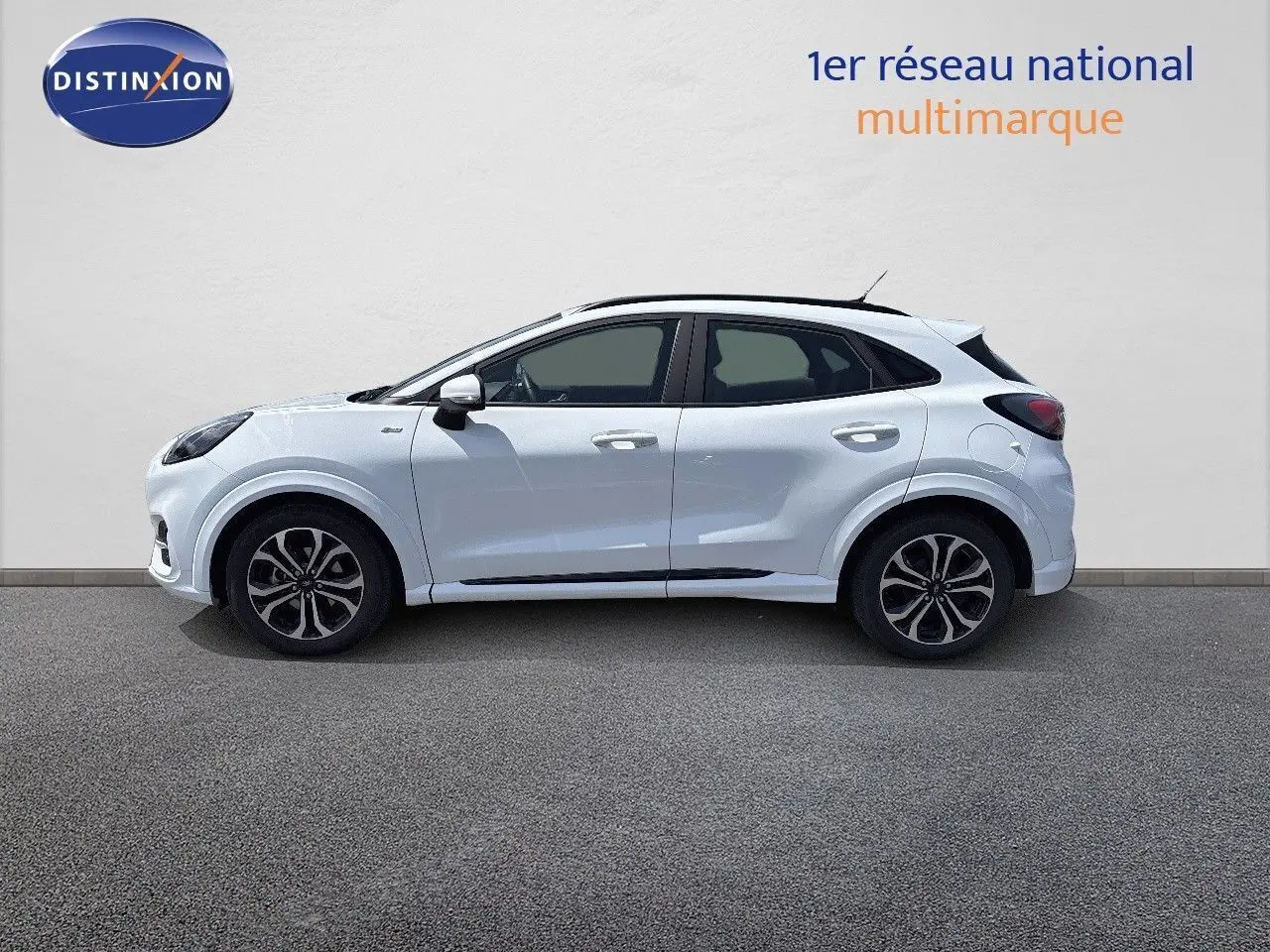 Profil côté gauche d'un Ford Puma blanc 2022, version 1.0 EcoBoost hybride avec jantes alliage et toit noir.