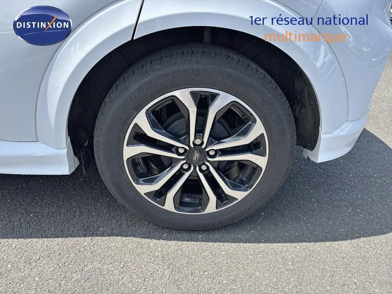 Gros plan sur la roue avant gauche du Ford Puma blanc 2022 avec jante alliage noire et argentée.