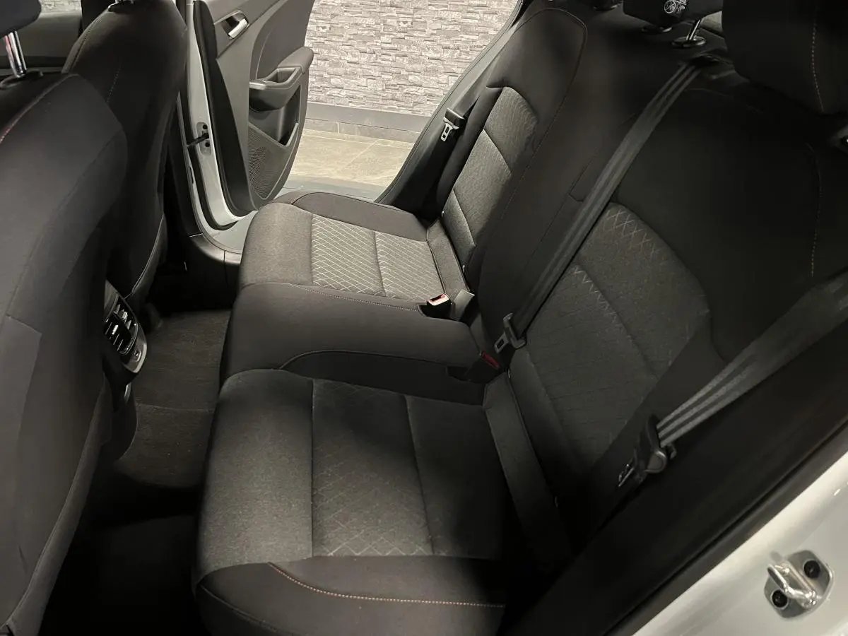 Vue intérieure côté droit des sièges arrière noirs en tissu de la MG3 1.5 Hybrid+ 195 Comfort blanche 2024.