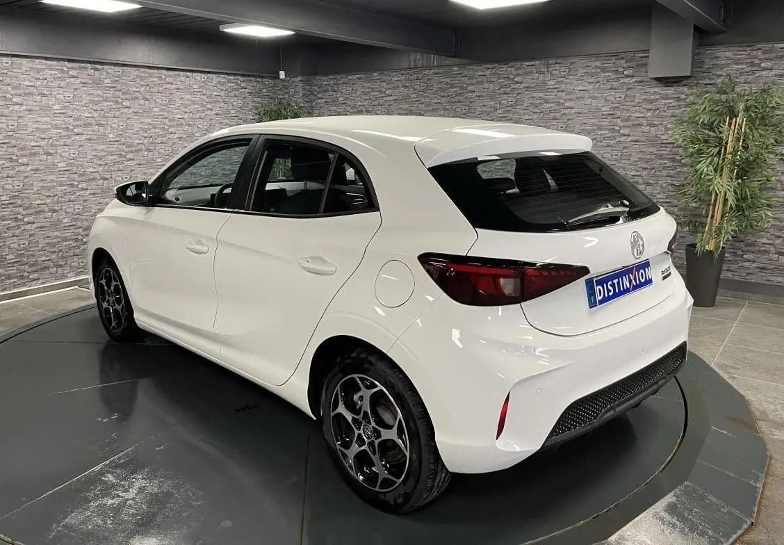 Vue 3/4 arrière droite d'une MG3 blanche 2024 avec jantes alliage noires et feux arrière foncés.