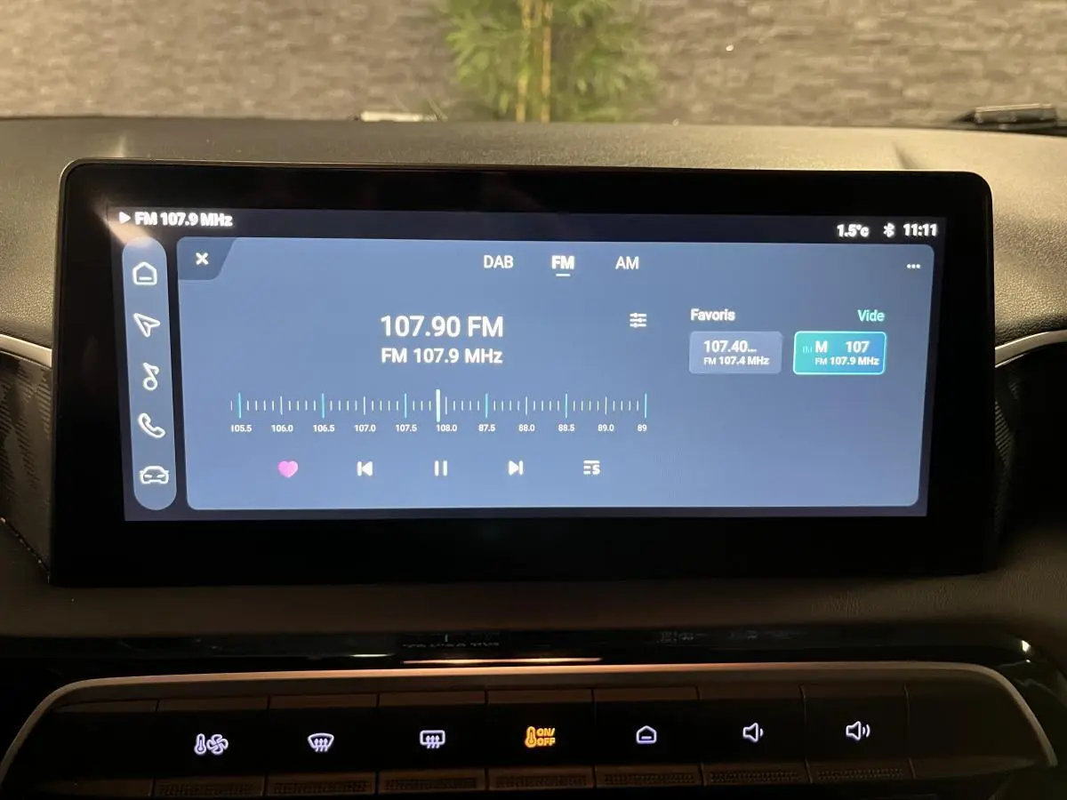 Écran tactile central allumé affichant la radio FM dans l'habitacle du MG3 blanc 2024.