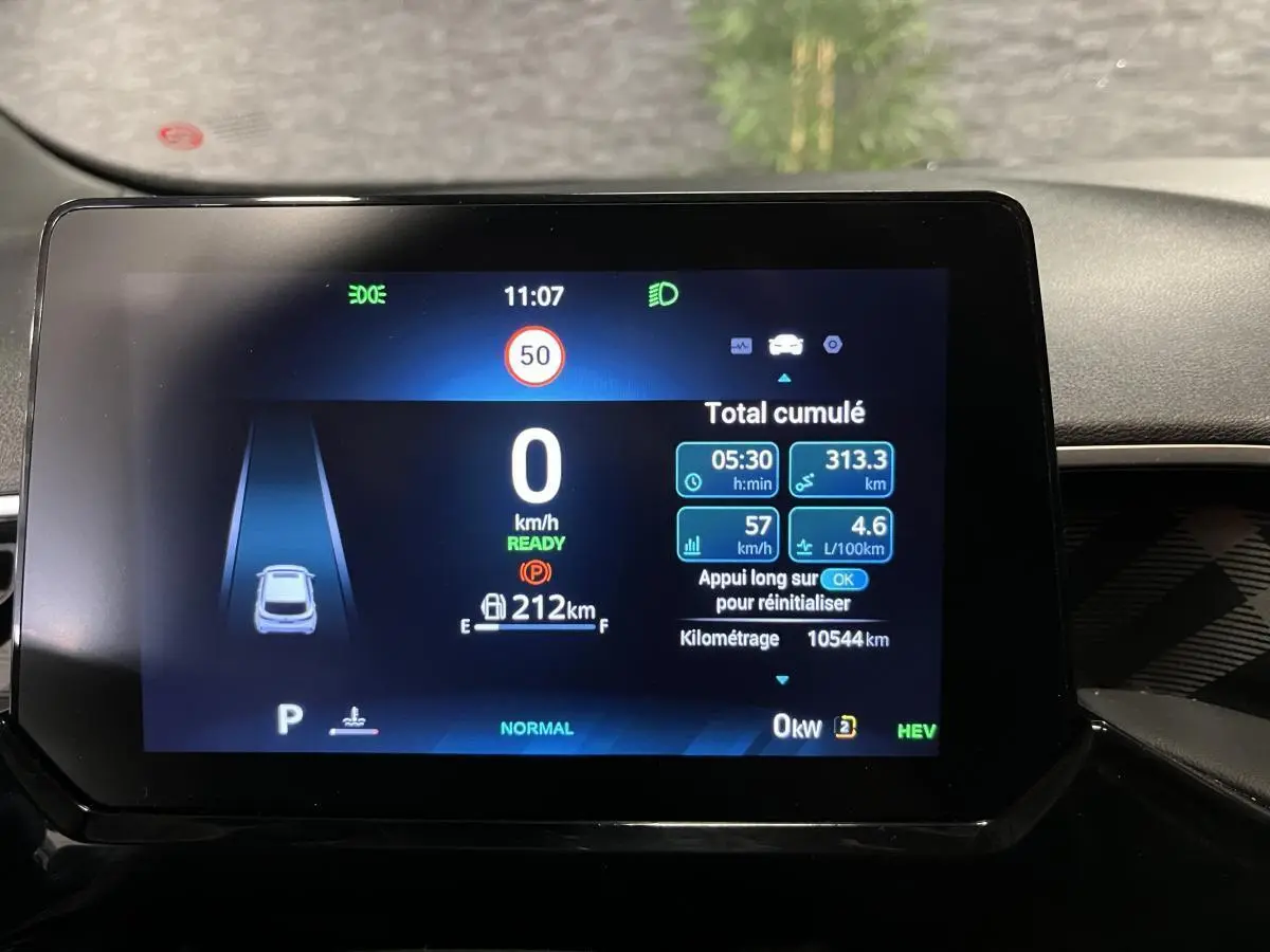Écran numérique central du tableau de bord du MG3 blanc 2024 affichant vitesse, autonomie et informations de conduite.