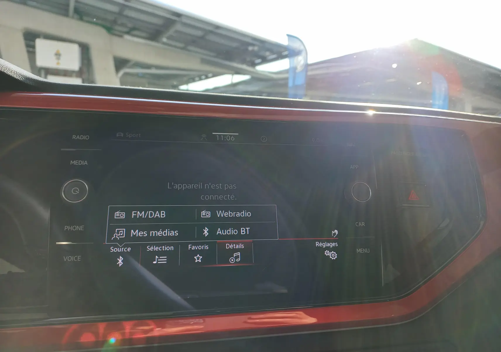 Vue rapprochée de l’écran multimédia tactile de la Volkswagen Polo GTI 2024 avec cadre rouge et commandes tactiles.