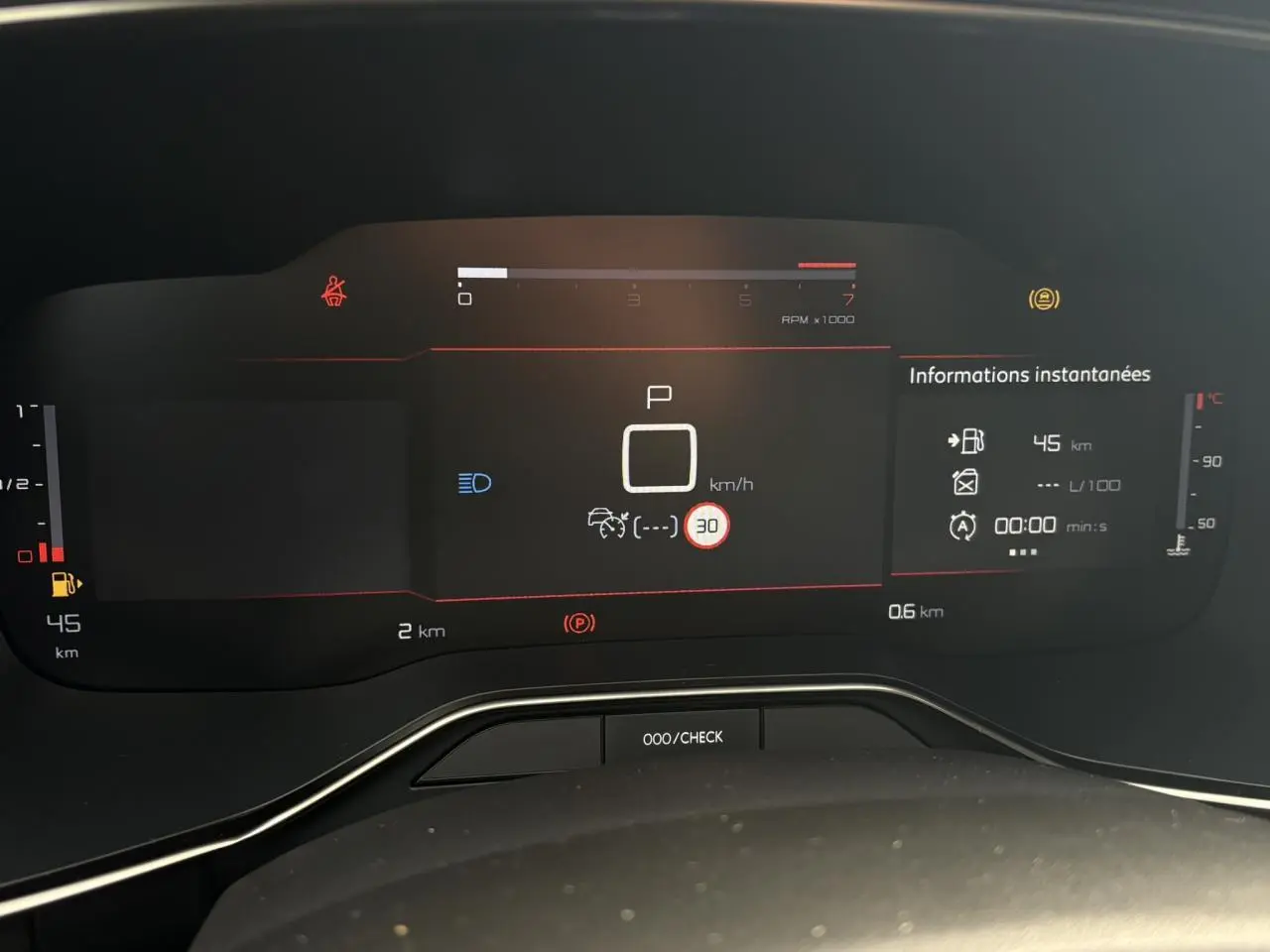 Affichage numérique du tableau de bord du Citroën C5 Aircross 2025, avec informations de vitesse, carburant et alertes.