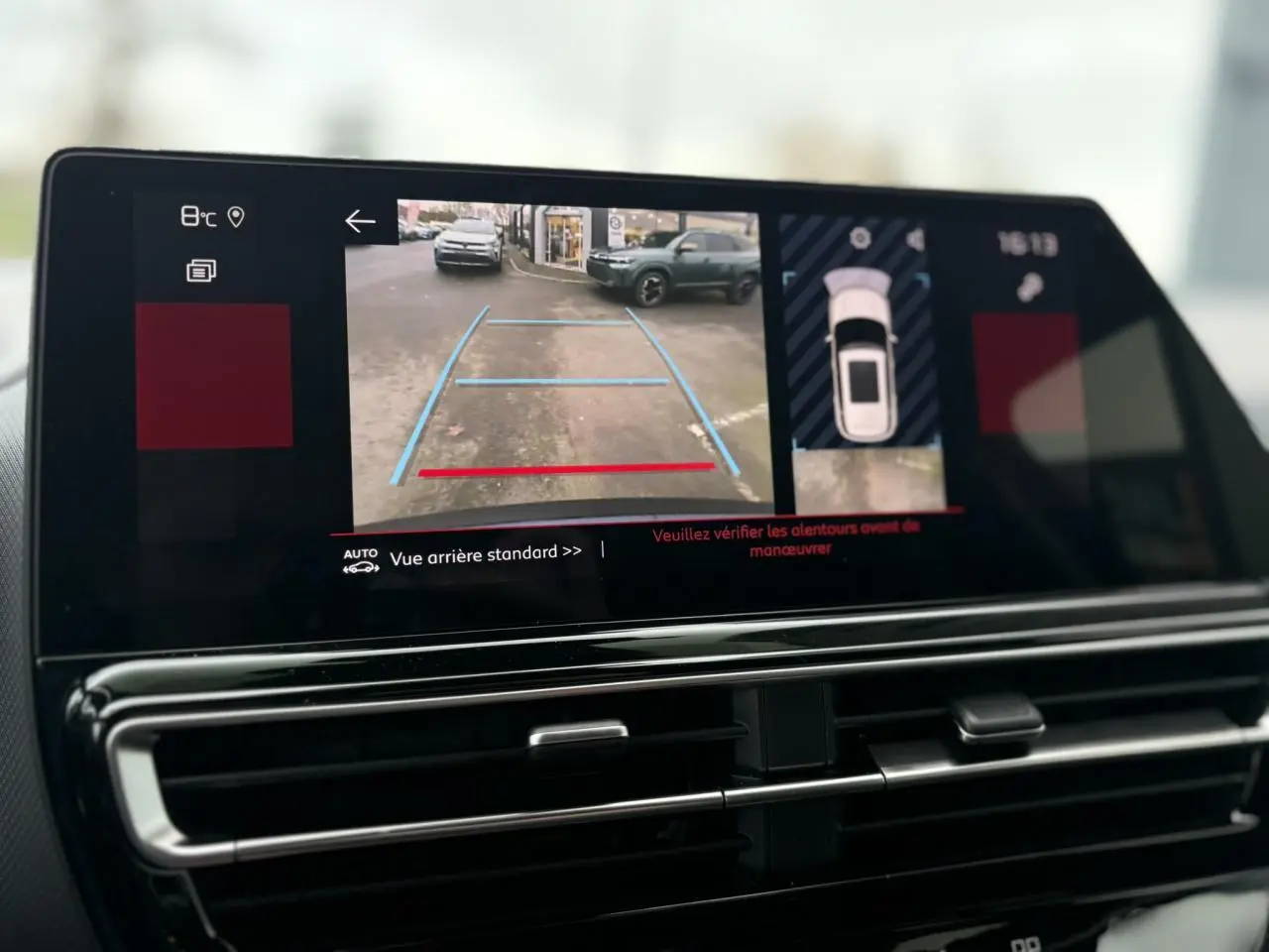 Écran tactile intérieur montrant la caméra de recul et l'aide au stationnement du Citroën C5 Aircross Bleu Eclipse.