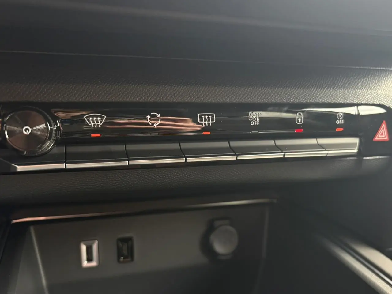 Gros plan sur la rangée de boutons de commande du tableau de bord intérieur du Citroën C5 Aircross 2025.