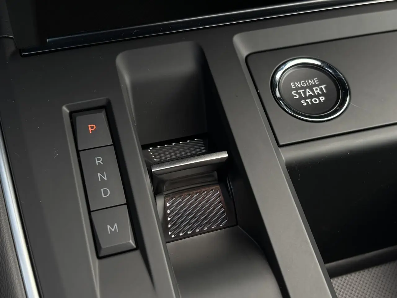 Gros plan sur la console centrale du Citroën C5 Aircross 2025 avec bouton start/stop et commandes de boîte auto.