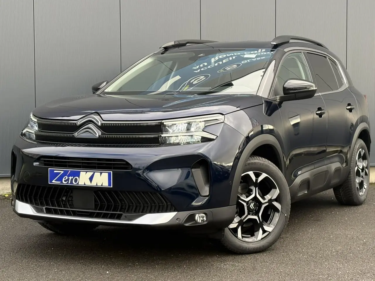 Citroën C5 Aircross Bleu Eclipse en 3/4 avant droit avec toit noir et jantes alliage bi-ton.
