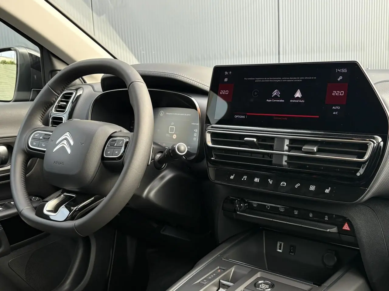 Vue intérieure côté conducteur du Citroën C5 Aircross 2025, tableau de bord noir avec écran tactile et volant multifonction.
