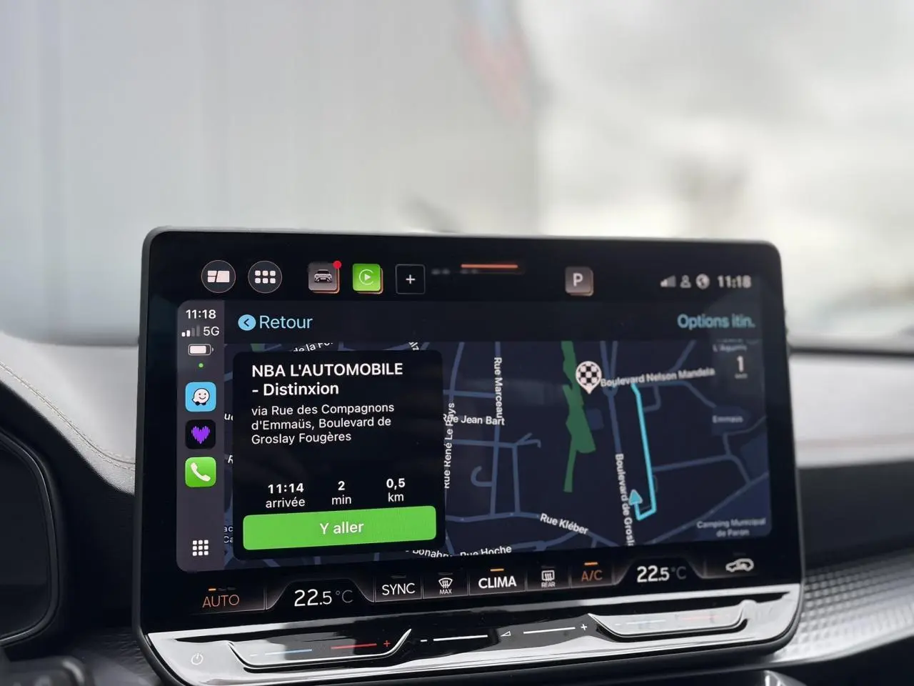 Écran tactile HD 12,9'' du système de navigation de la CUPRA LEON ST 2025, vue rapprochée du tableau de bord.