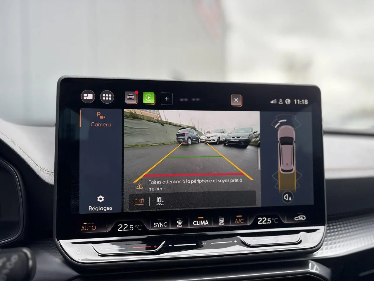 Écran tactile intérieur affichant la caméra de recul et les capteurs de stationnement du CUPRA Leon ST gris Graphene.