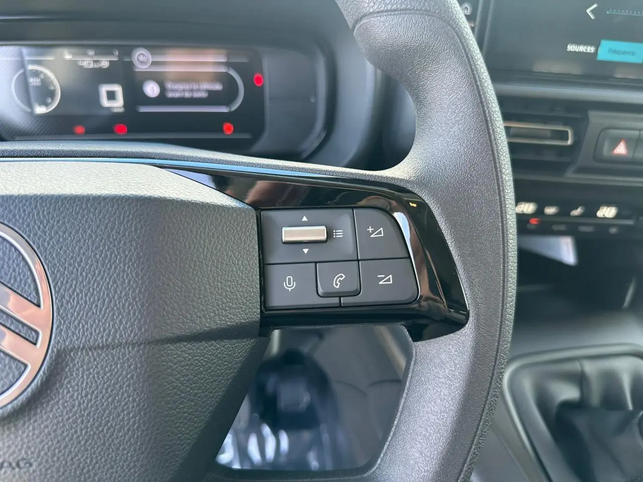 Écran tactile intérieur du Citroën Berlingo III blanc, affichant la caméra de recul avec guidage dynamique.