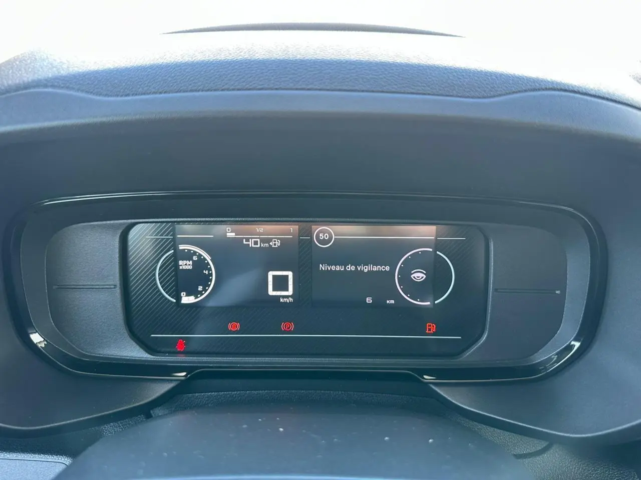 Gros plan sur la roue arrière droite avec jante tôle grise du Citroën Berlingo blanc Icy 2026.