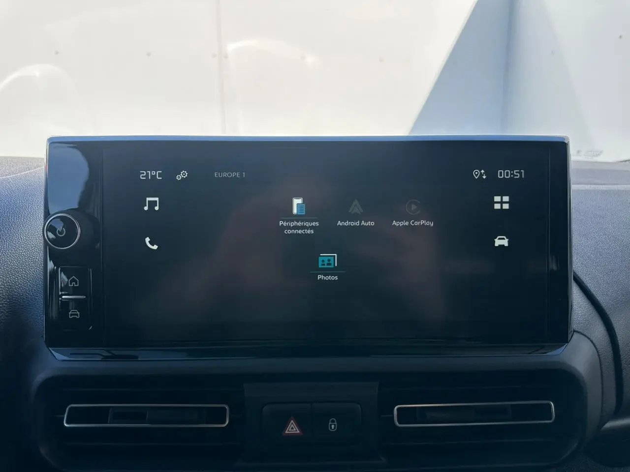 Gros plan sur la roue arrière droite en jante tôle grise du Citroën Berlingo blanc Icy, avec partie basse de la carrosserie visible.