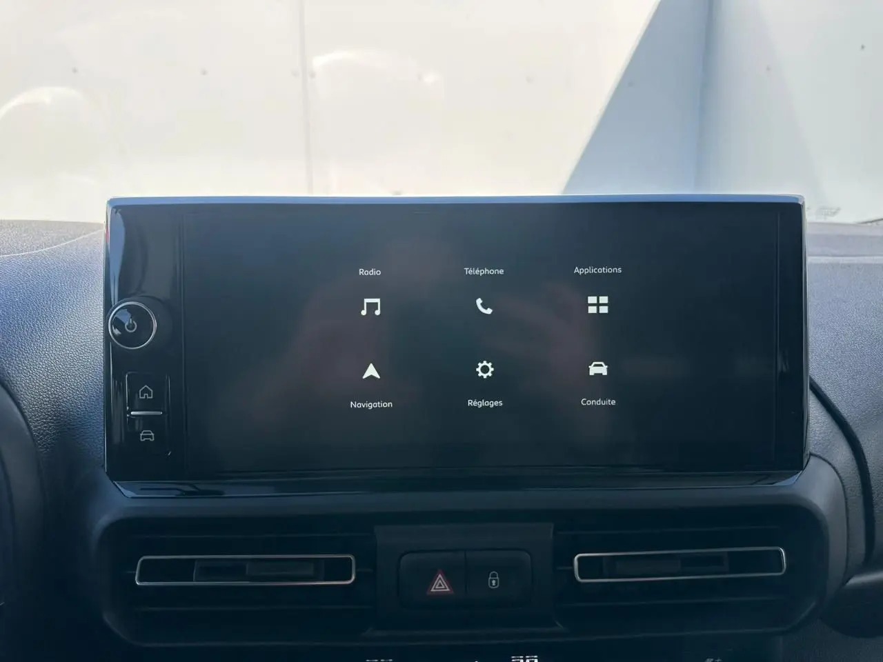 Écran tactile 10 pouces central du tableau de bord du Citroën Berlingo blanc, vue frontale rapprochée.