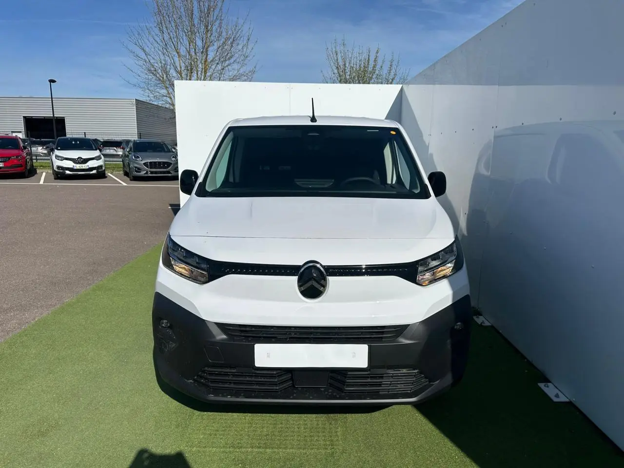 Vue avant d'un Citroën Berlingo blanc Icy avec pare-chocs noir mat et calandre moderne.