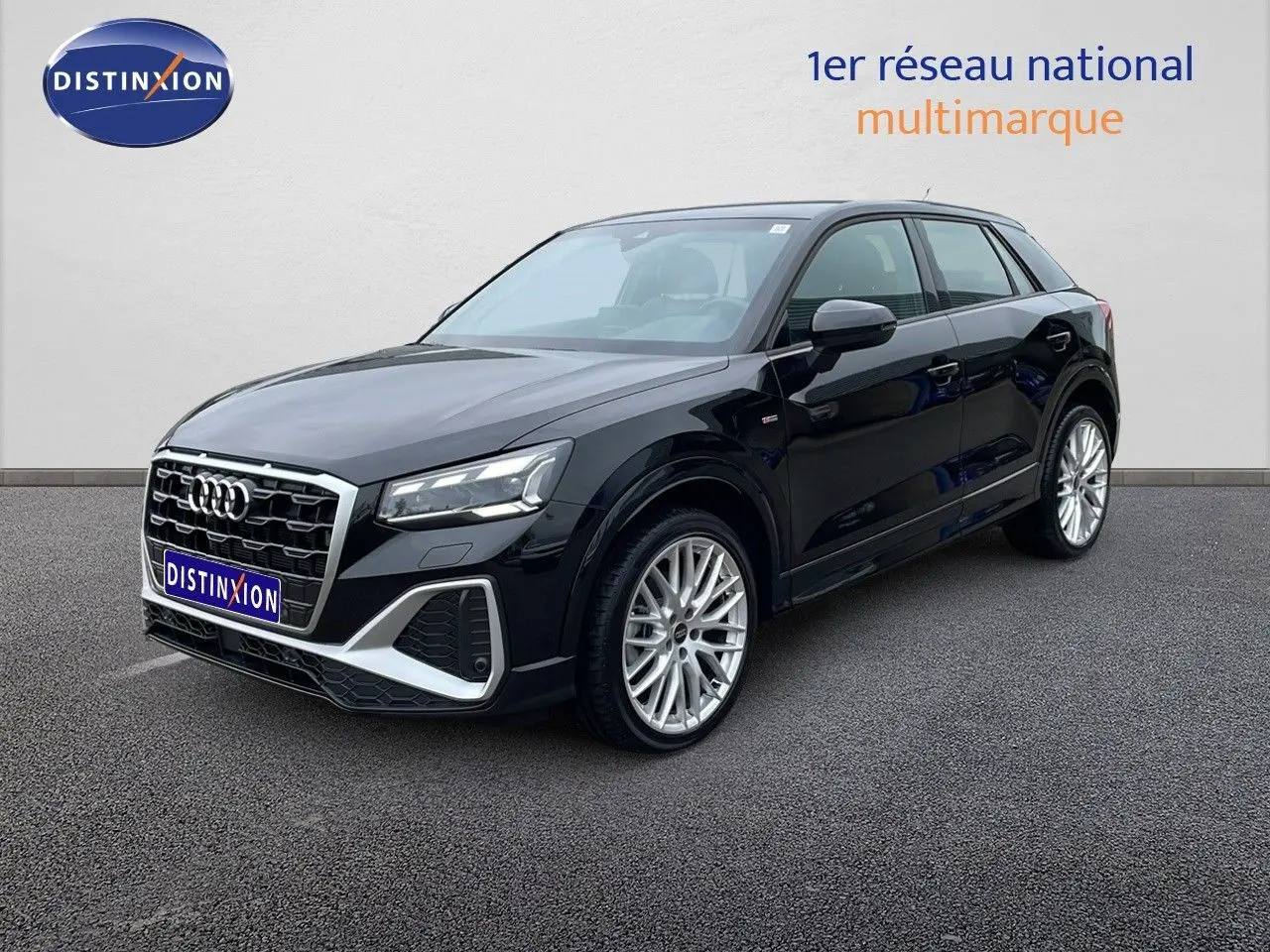 Audi Q2 noir mito metal vue 3/4 avant droit, avec calandre S-Line et jantes alliage 19 pouces distinctives.