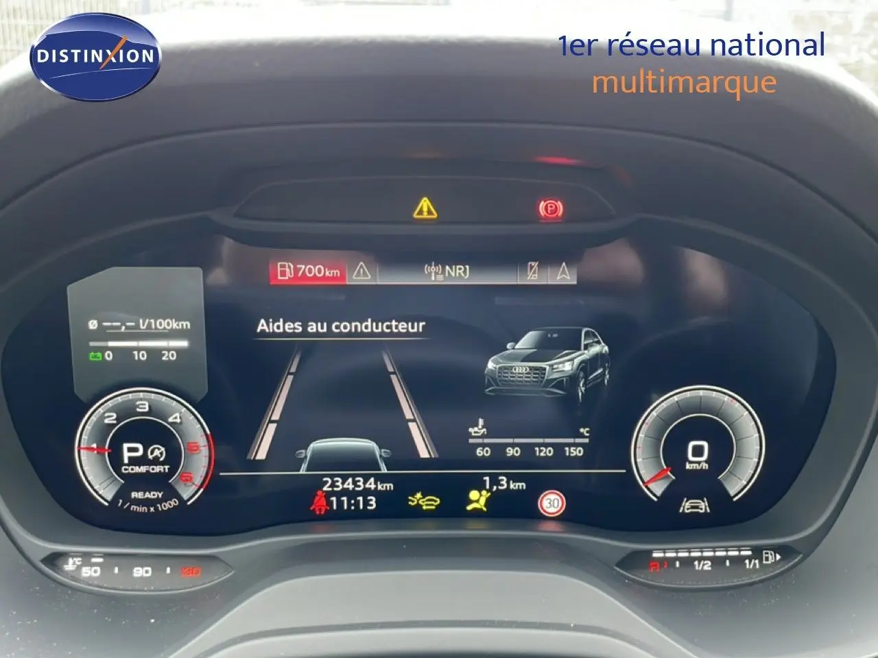 Vue rapprochée du tableau de bord numérique de l'Audi Q2 35 2.0 TDI noir, affichant les aides au conducteur et compteurs.