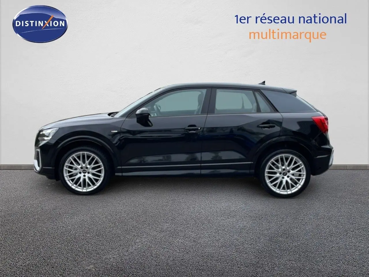 Profil droit d'un Audi Q2 noir mito metal 2025 avec jantes alliage et finition S-Line visible en extérieur.