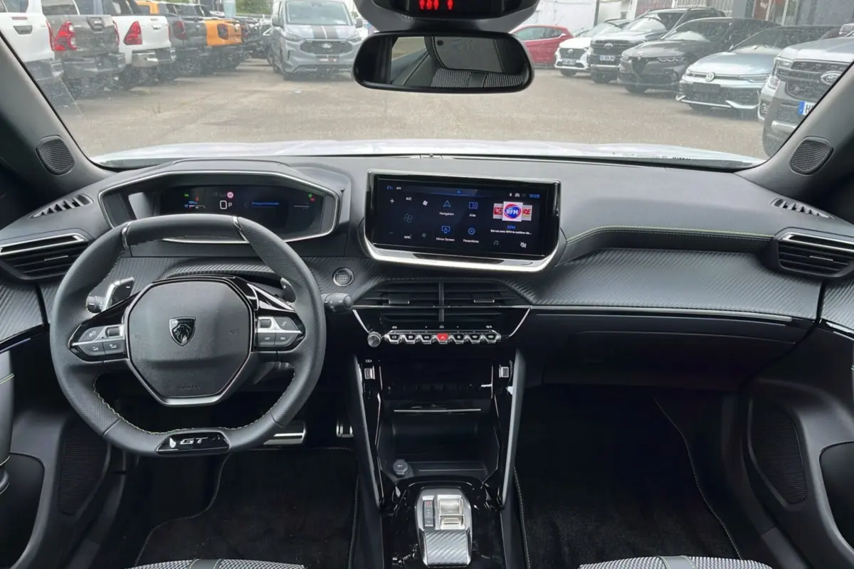 Vue intérieure frontale du Peugeot 2008 Hybrid 145 GT Vision 2025, avec tableau de bord numérique et écran tactile central.