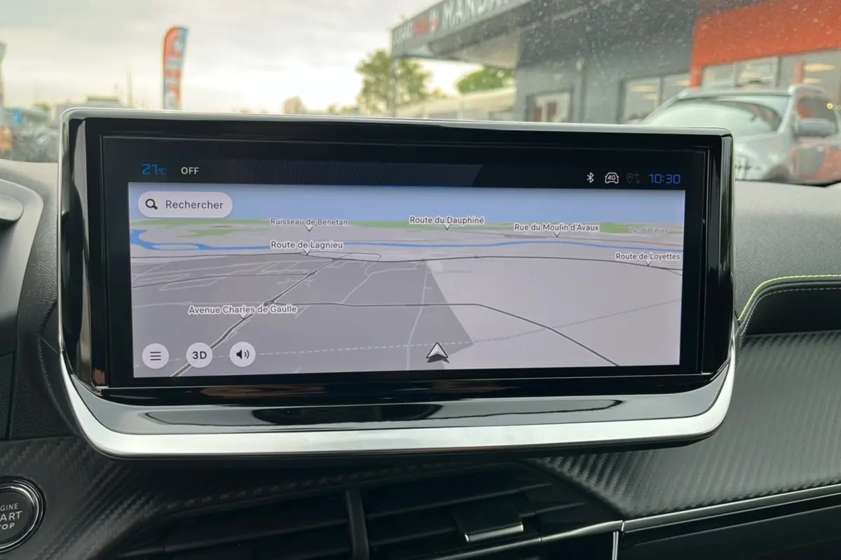 Écran tactile 10 pouces du Peugeot 2008 Hybrid 145 GT Vision affichant la navigation GPS en intérieur.