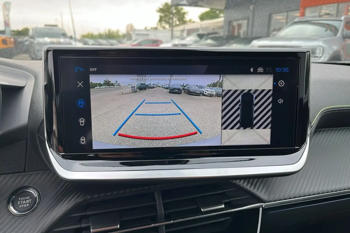 Écran tactile central du Peugeot 2008 Hybrid 145 GT Vision affichant la caméra 360° et l’aide au stationnement.