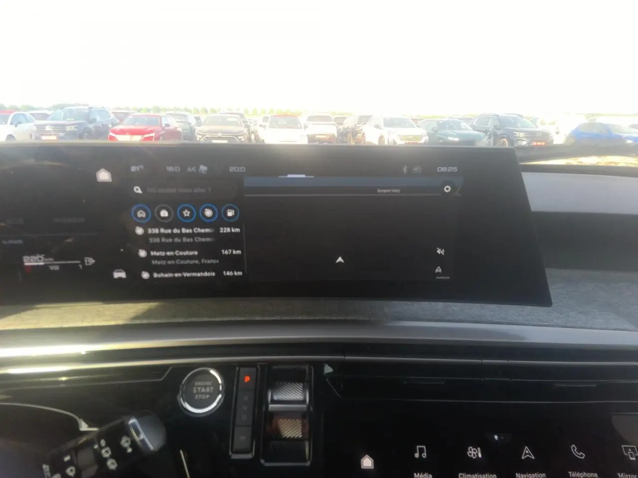 Vue intérieure du tableau de bord du Peugeot 5008 gris foncé, avec écran tactile de navigation panoramique et commandes digitales.