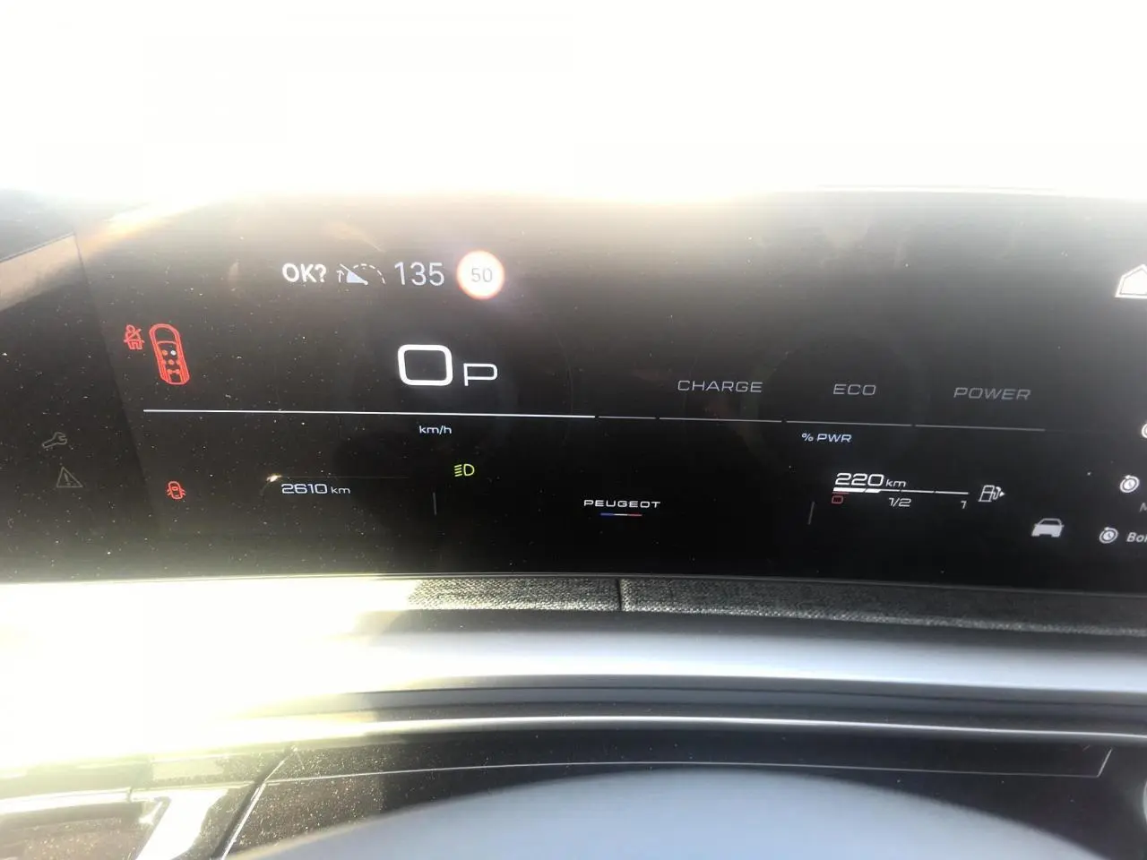 Tableau de bord numérique du Peugeot 5008 2025, affichage noir avec informations de conduite et logo central Peugeot.