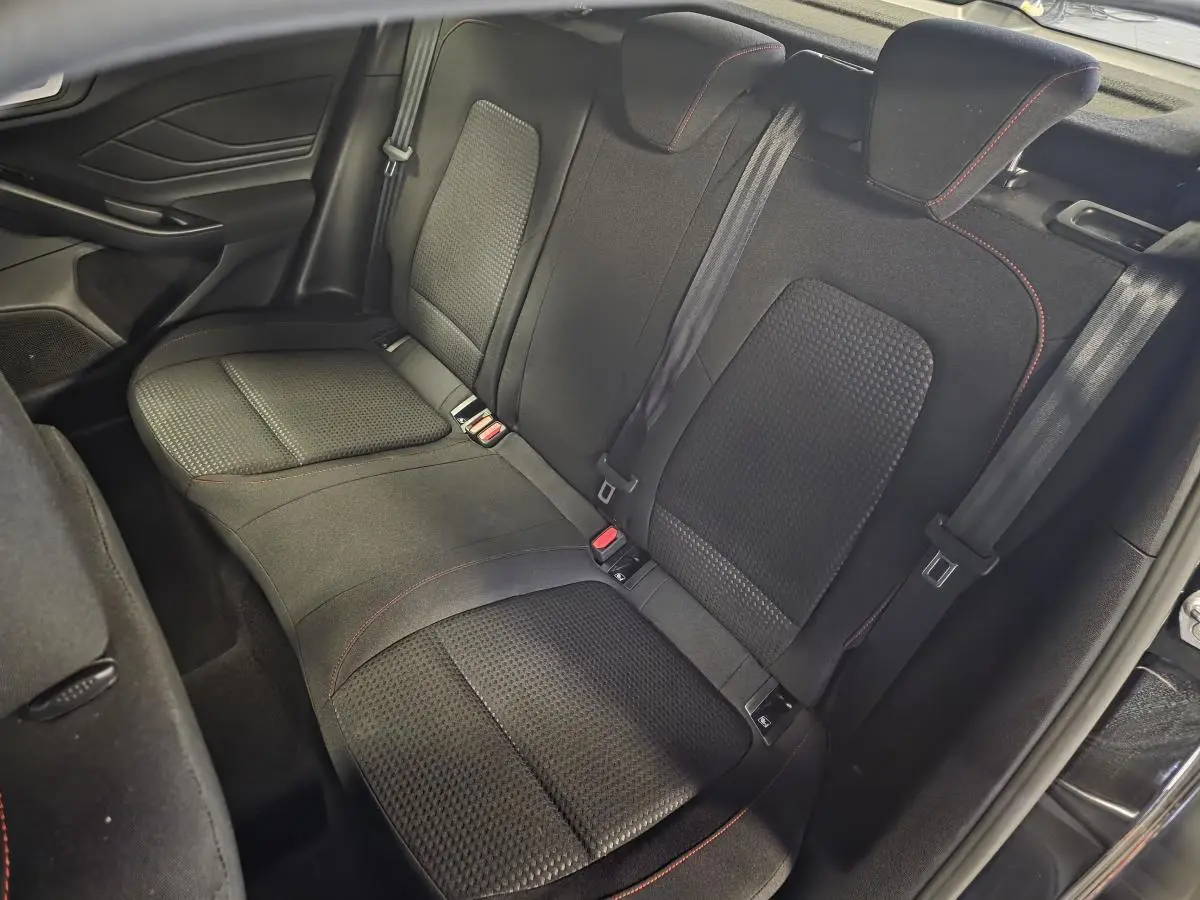 Vue intérieure de la banquette arrière noire avec surpiqûres rouges de la Ford Focus 2024 ST Line côté droit.
