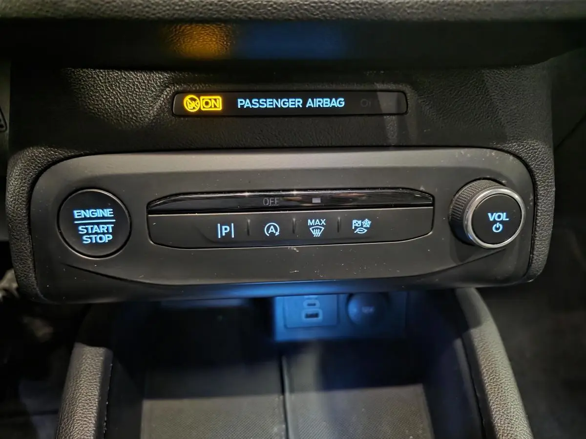 Vue rapprochée du tableau de bord noir de la Ford Focus 2024 montrant les commandes de démarrage et volume.