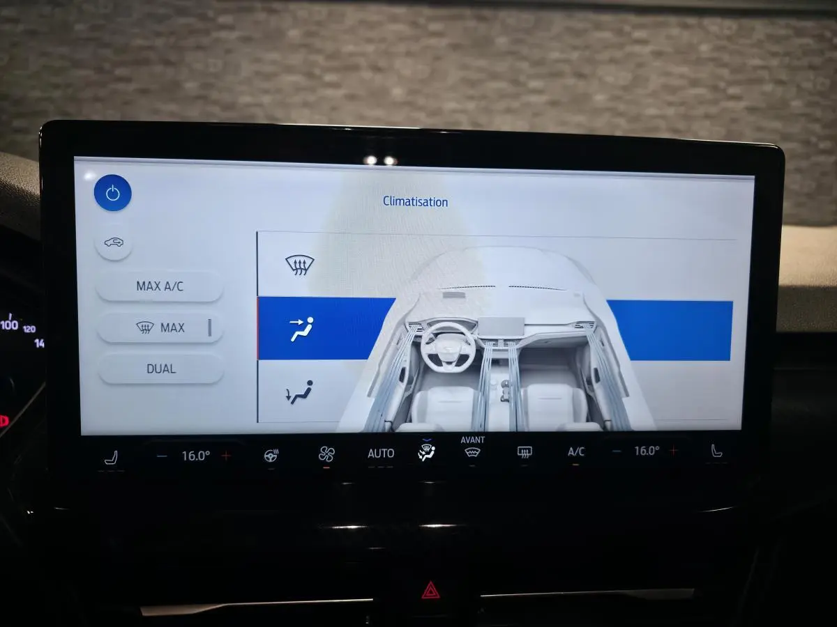 Écran tactile intérieur de la Ford Focus 2024 affichant les réglages de climatisation en vue frontale.