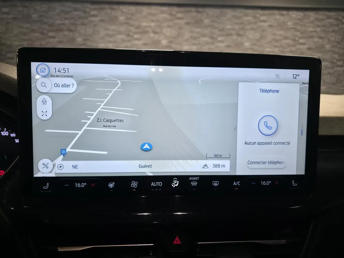 Écran tactile central de la Ford Focus 2024 affichant la navigation et les commandes climatisation en gros plan.