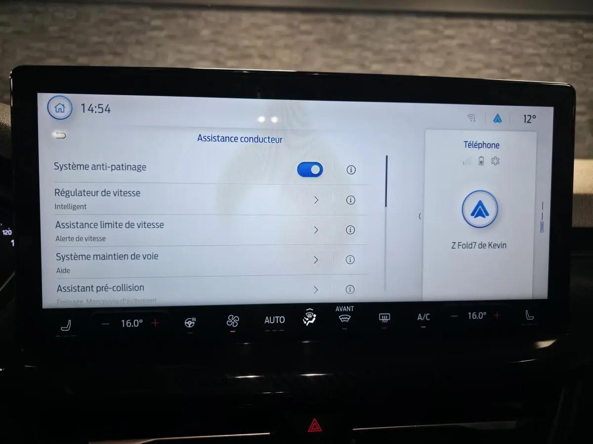 Écran tactile intérieur de la Ford Focus 2024 affichant les aides à la conduite et la connexion téléphone.