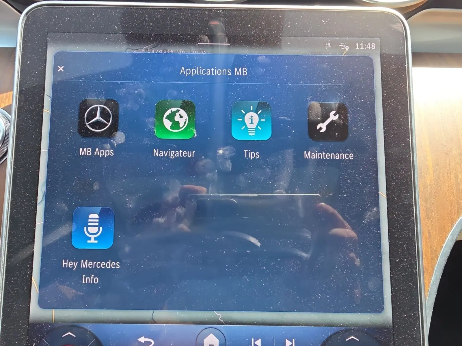 Écran tactile central de la Mercedes Classe C Break 220 D 4MATIC gris foncé, affichant les applications MB.