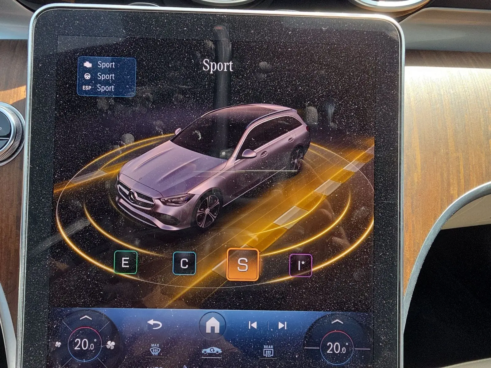 Écran tactile intérieur montrant le mode Sport avec une illustration 3D grise du break Mercedes Classe C 220 D 4MATIC.