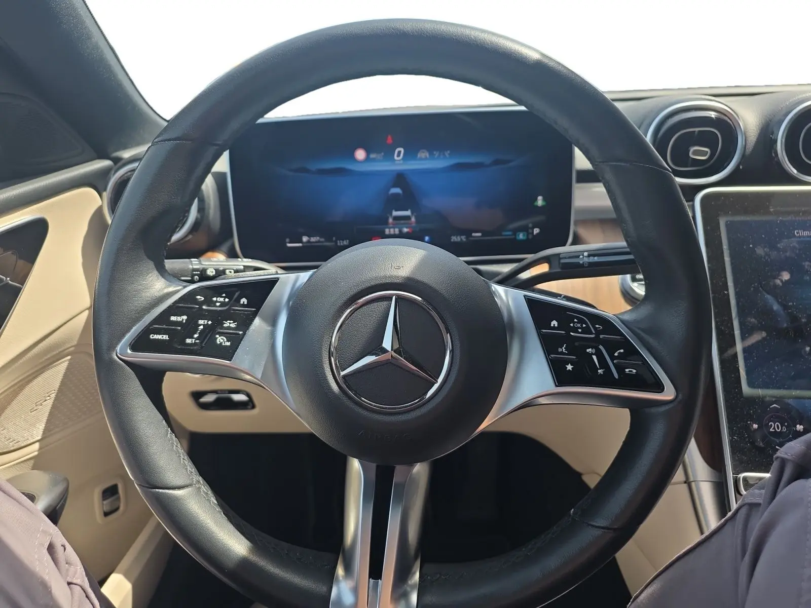 Vue intérieure centrée sur le volant cuir noir et le virtual cockpit de la Mercedes Classe C Break 220 D 4MATIC.