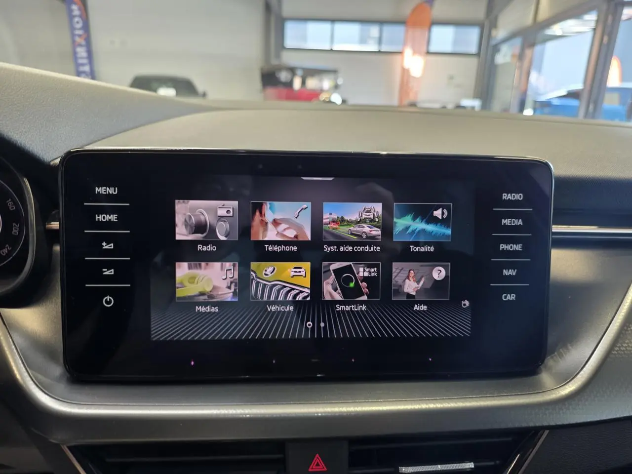 Écran tactile central du tableau de bord de la Skoda Scala 2020 affichant le menu principal multimédia et connectivité.