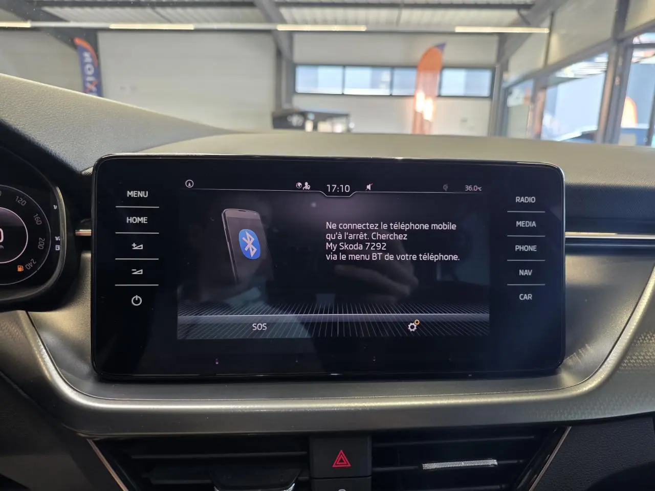 Écran tactile central du tableau de bord de la Skoda Scala 2020 affichant la connexion Bluetooth.