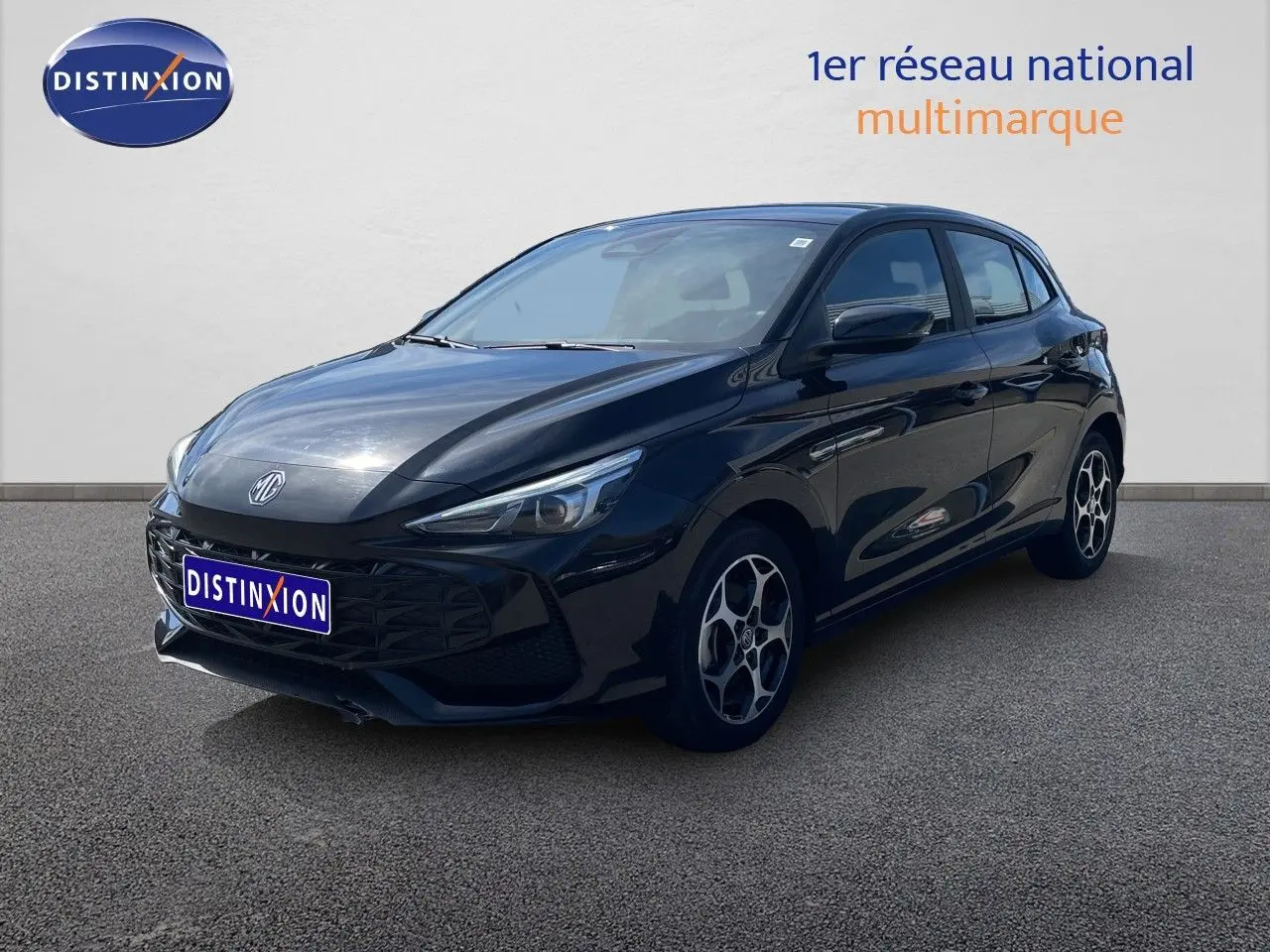 MG3 1.5L Hybrid+ 195ch en Pebble Black Metal, vue 3/4 avant droit avec jantes spécifiques et calandre noire.