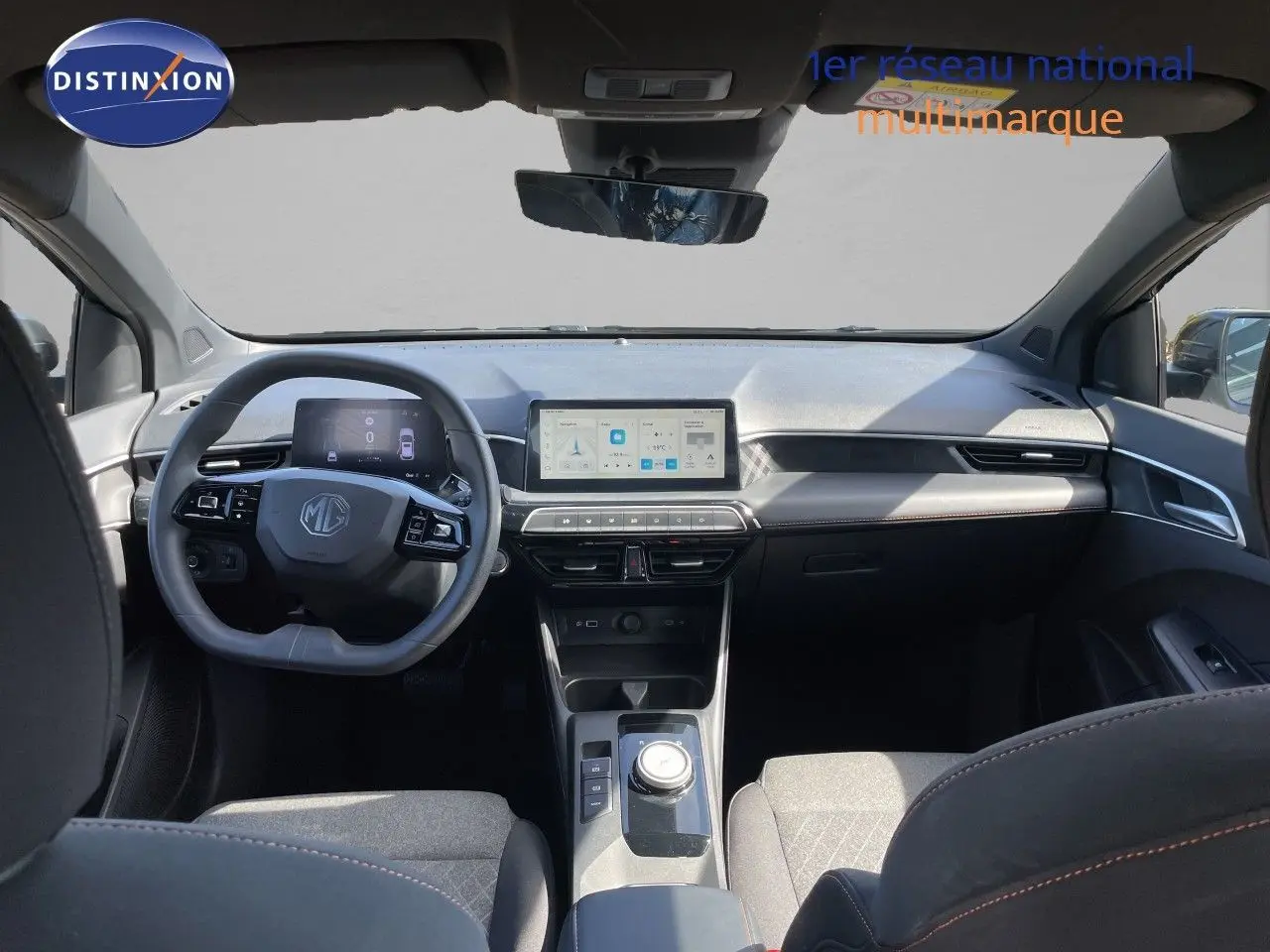 Vue intérieure avant du MG3 1.5L HYBRID+ 195CH COMFORT avec tableau de bord moderne et écran tactile central.
